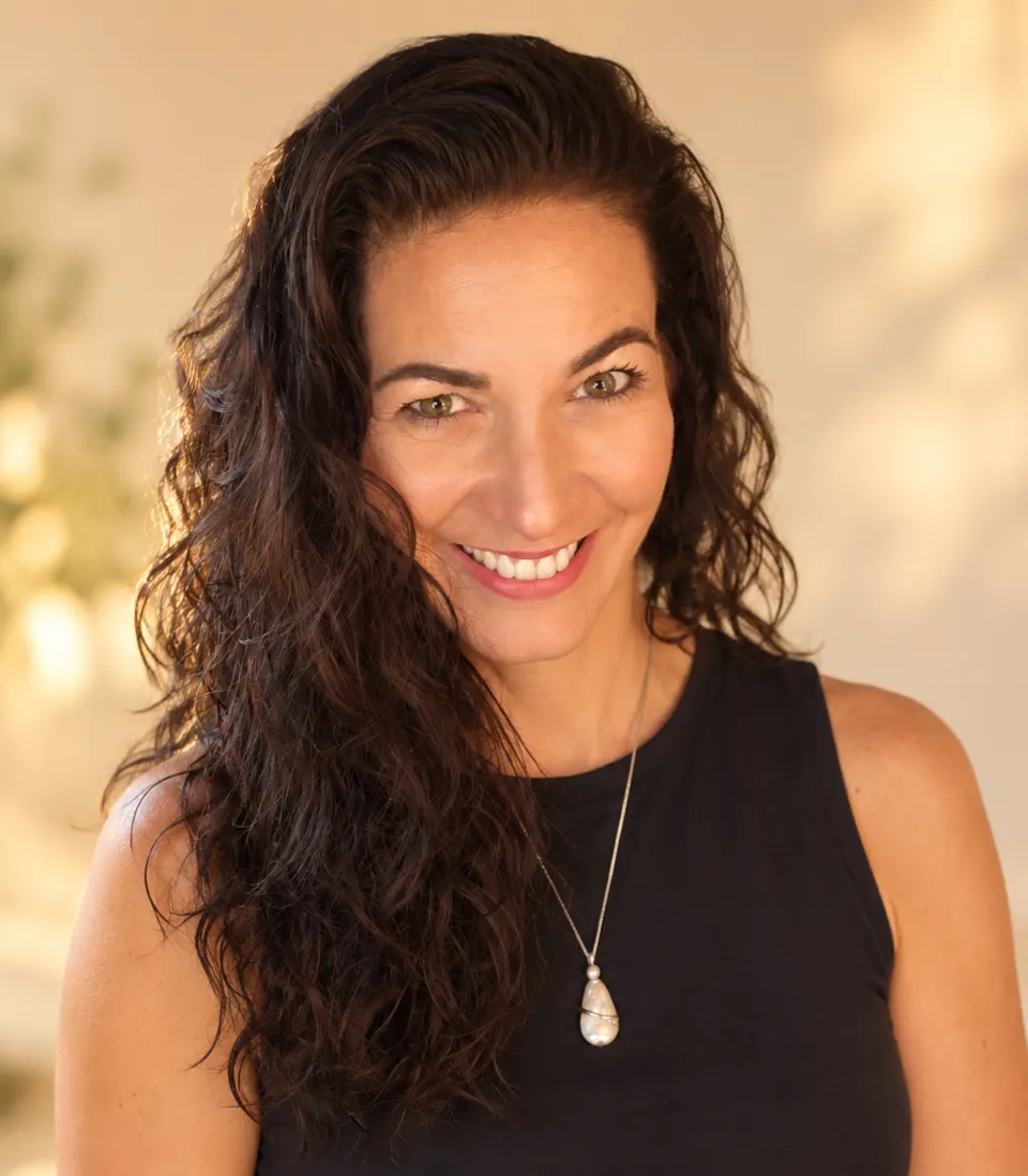 Silvana Rauch, lächelnd, mit langen dunklen Locken